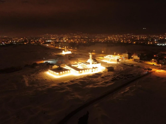 Tarihi H&uuml;srev Paşa Camii'nde gece ışıltısı: Tarih ve sanat buluştu