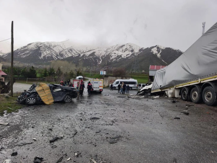 Tatvan'da tırla otomobil &ccedil;arpıştı: 2 &ouml;l&uuml;, 1 yaralı