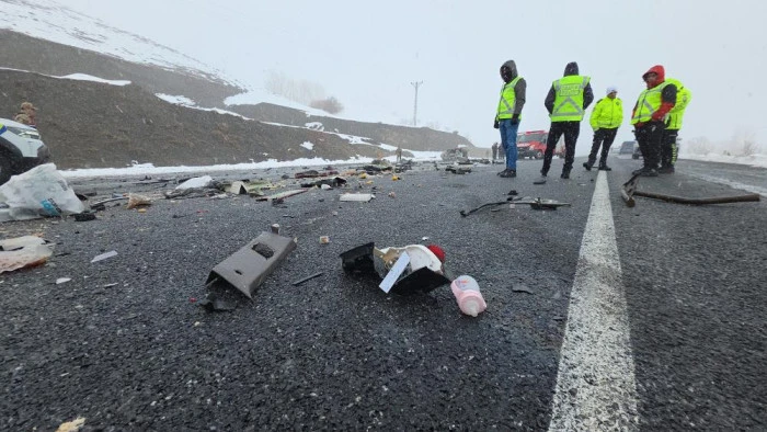 Tatvan'daki feci kazada karı koca hayatını kaybetti