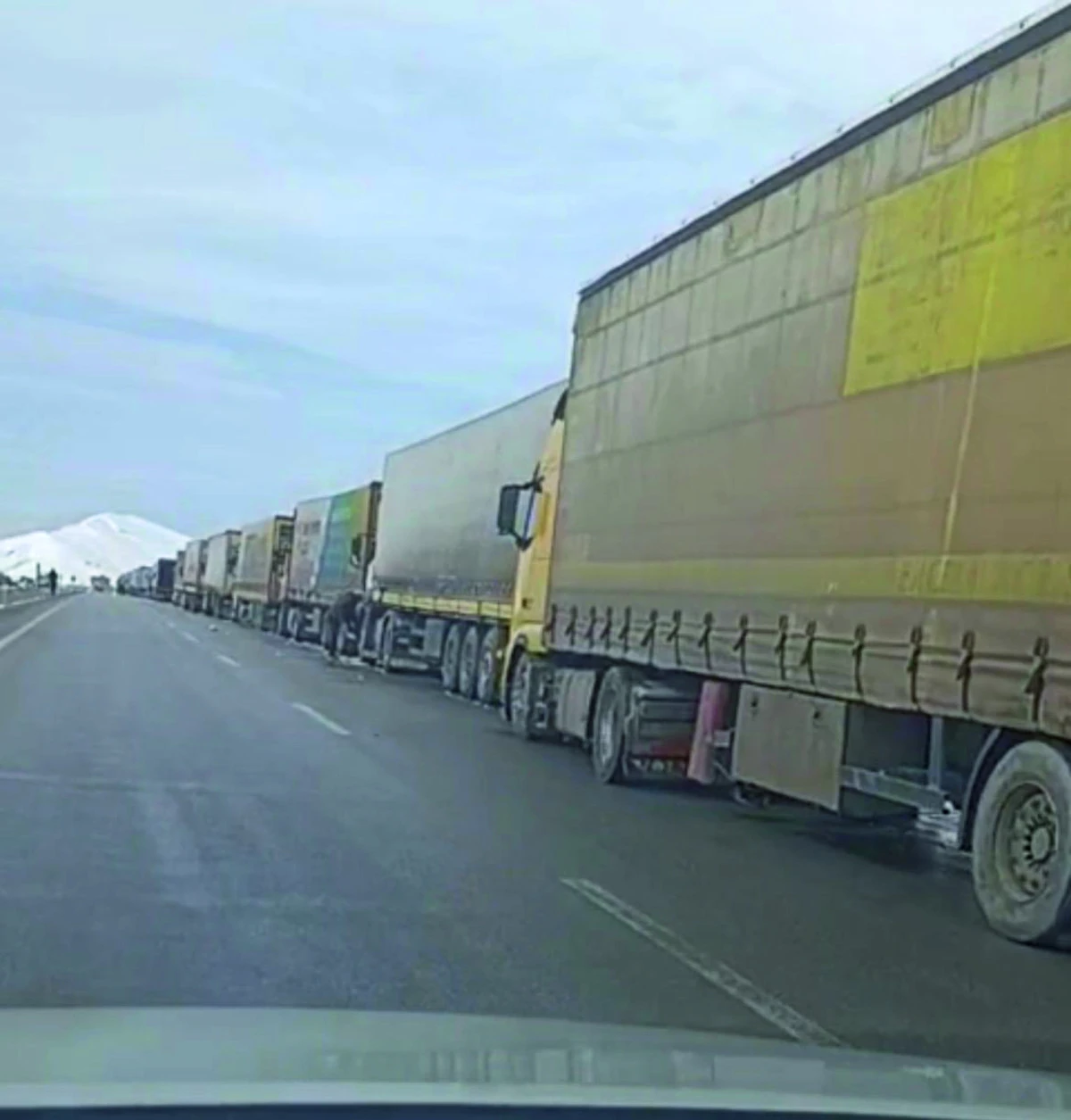 Tend&uuml;rek Ge&ccedil;idi&rsquo;ndeki Kar Nedeniyle Yol Kapandı: Tır Kuyrukları Oluştu