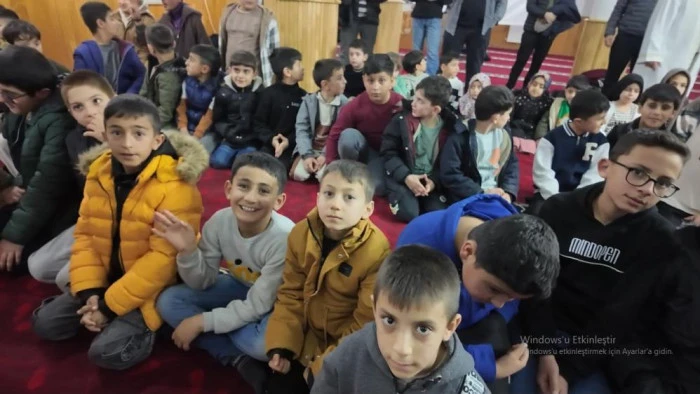 Teravihe gelen &ccedil;ocuklara imamdan ikramlar