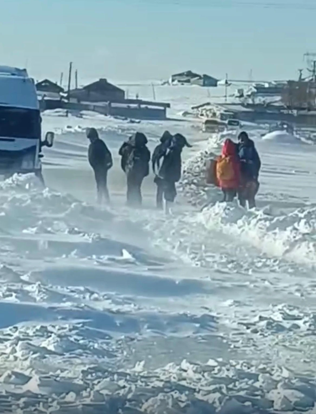 Tipi Erciş&rsquo;i Vurdu: Yollar Kapandı, &Ouml;ğrenciler ve Ara&ccedil;lar Mahsur Kaldı