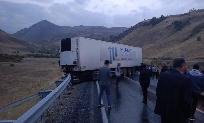 Tır kaza yaptı: Y&uuml;ksekova-Van karayolunda onlarca ara&ccedil; yolda mahsur kaldı