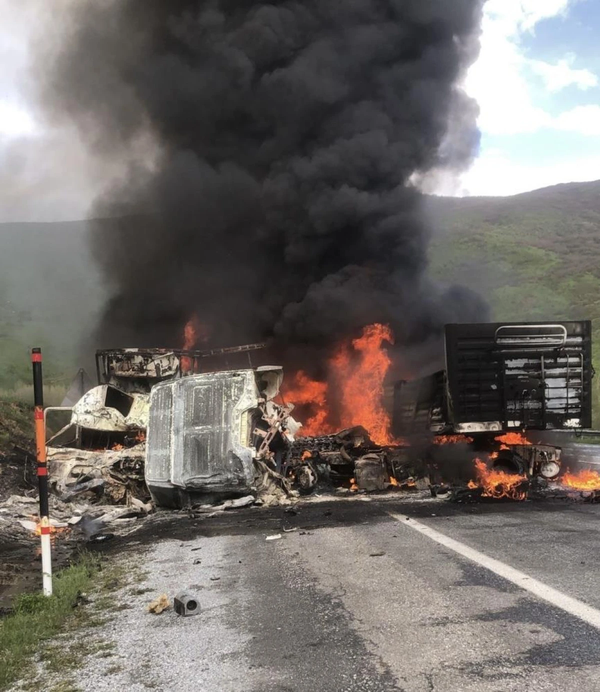 Tırlar kafa kafaya &ccedil;arpışarak alev topuna d&ouml;nd&uuml;: 2 s&uuml;r&uuml;c&uuml; hayatını kaybetti