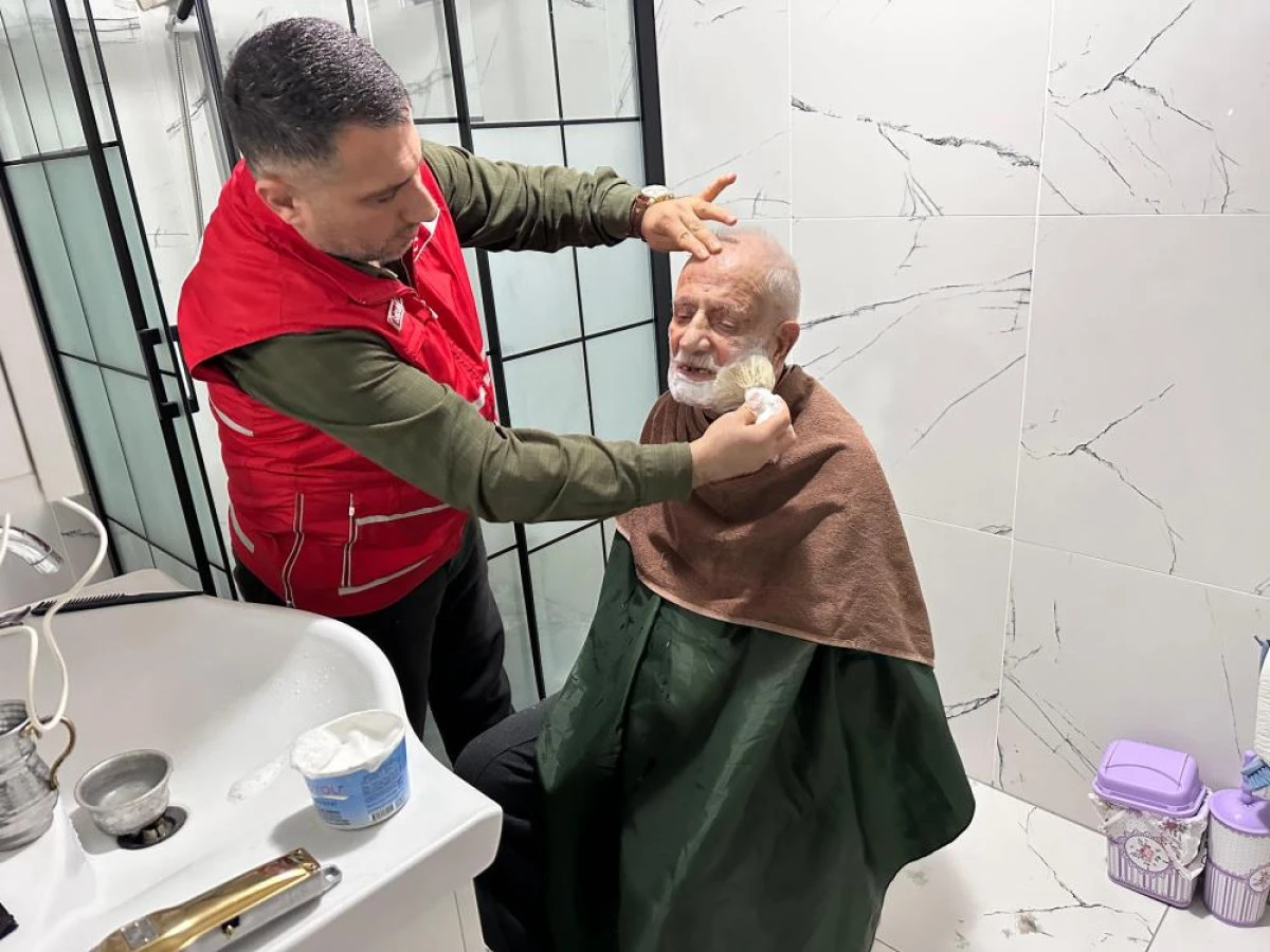 T&uuml;rk Kızılay Muradiye Şube başkanından yaşlılara kuaf&ouml;r hizmeti