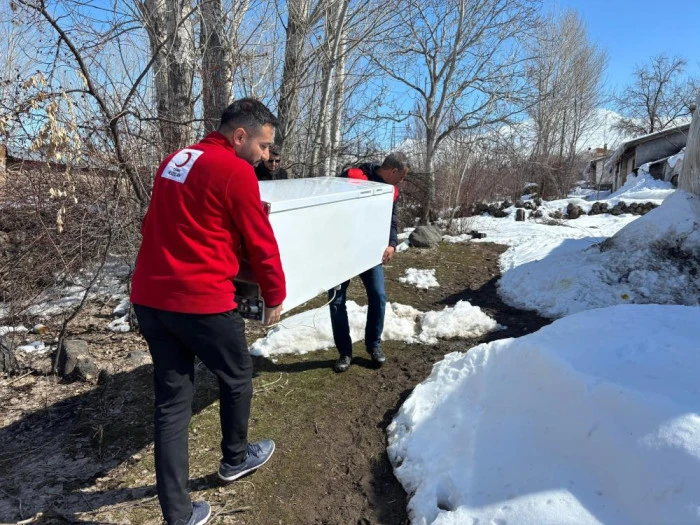 T&uuml;rk Kızılayı Muradiye g&ouml;n&uuml;ll&uuml;leri, yalnız yaşayan yaşlı bir vatandaşa buzdolabı desteğinde bulundu