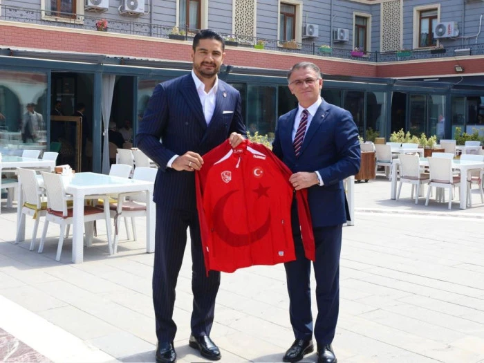 Türkiye Güreş Federasyonu Başkanı Taha Akgül, Van Valisi Ozan Balcı'yı ziyaret etti