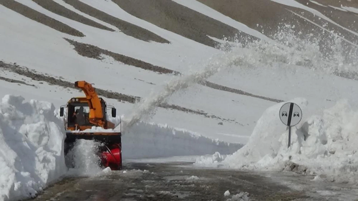 T&uuml;rkiye'de kar rekoru Van'da kırıldı: Karabet Ge&ccedil;idi'nde kar kalınlığı 3 metreyi ge&ccedil;ti