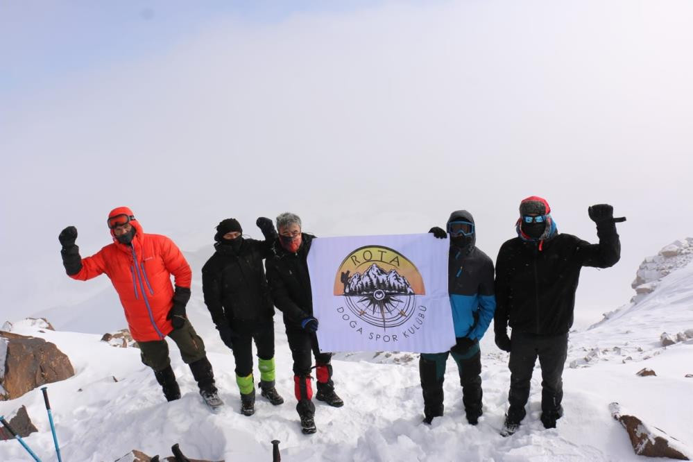 Türkiye'nin en yüksek üçüncü dağına zorlu tırmanış
