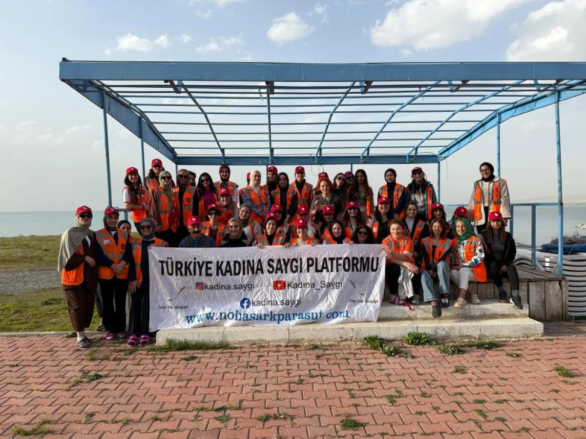Türkiye'nin farklı üniversitesinden 50 kız öğrenci Van'ı geziyor
