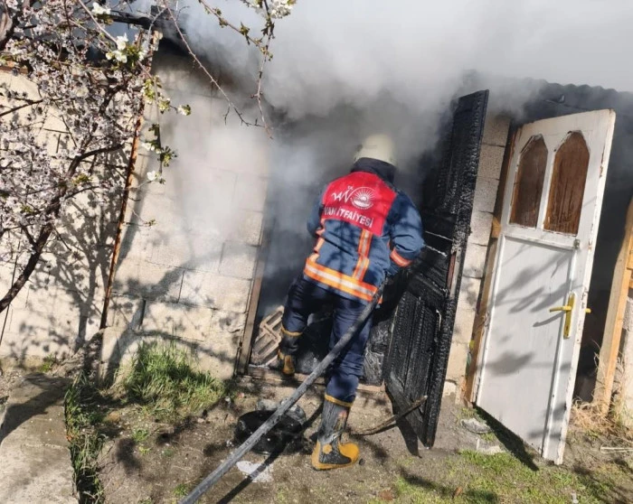 Tuşba'da odunluk yangını