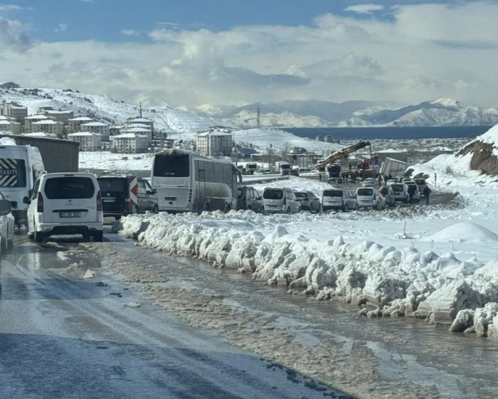 Tuşba'da tır kazasında uzun ara&ccedil; kuyruğu oluştu