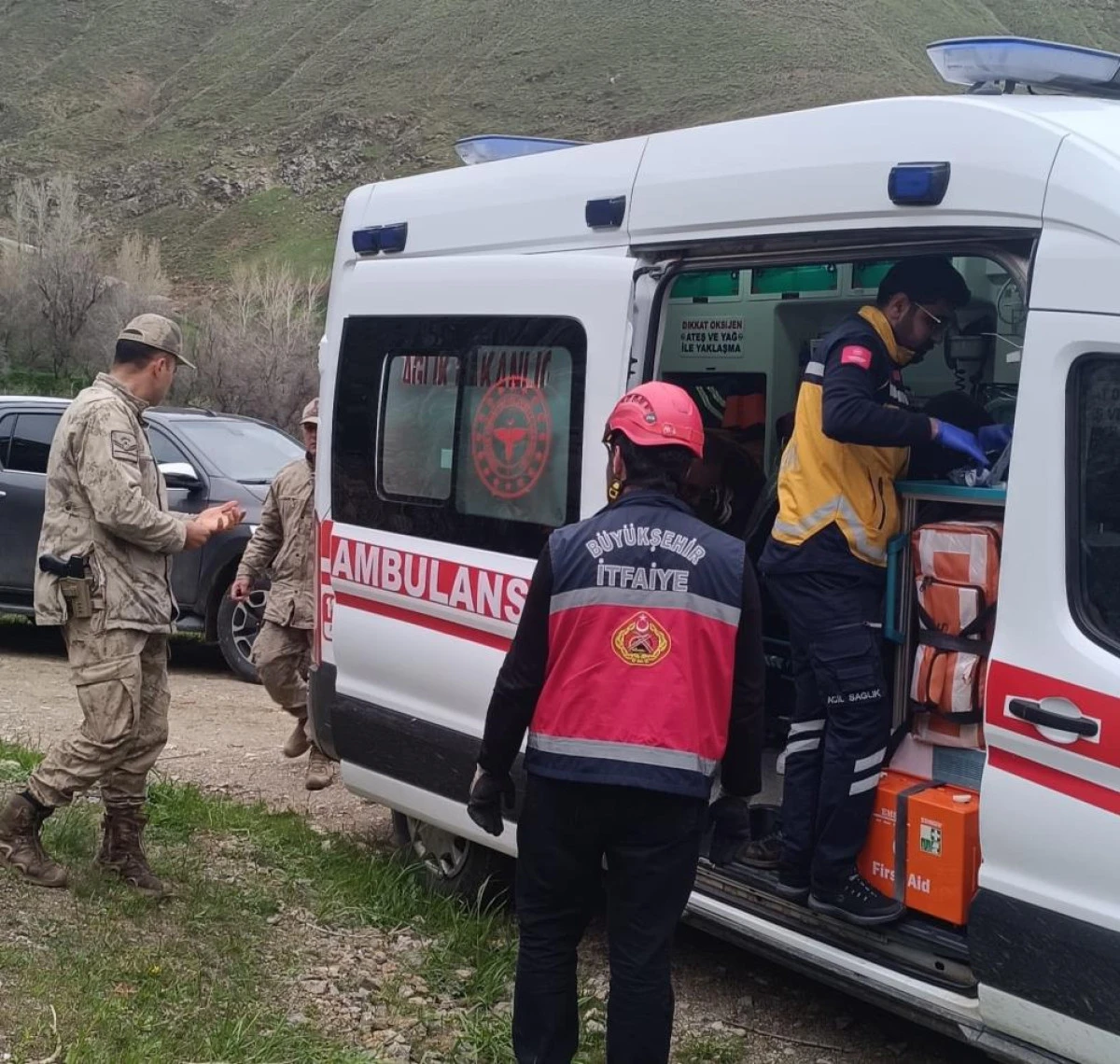 U&ccedil;uruma yuvarlanan ara&ccedil;tan atlayarak kurtuldular