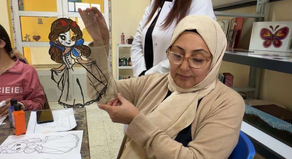 Unutulmaya yüz tutmuş vitray kursu Yüksekova'da kadın eliyle önem kazandı
