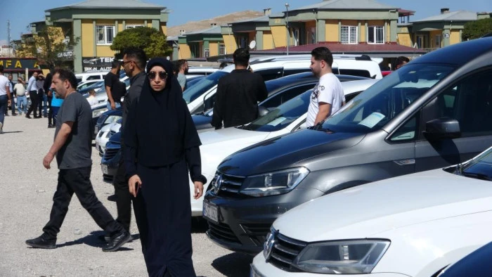 Van açık oto pazarı havaların serinlemesiyle hareketlendi
