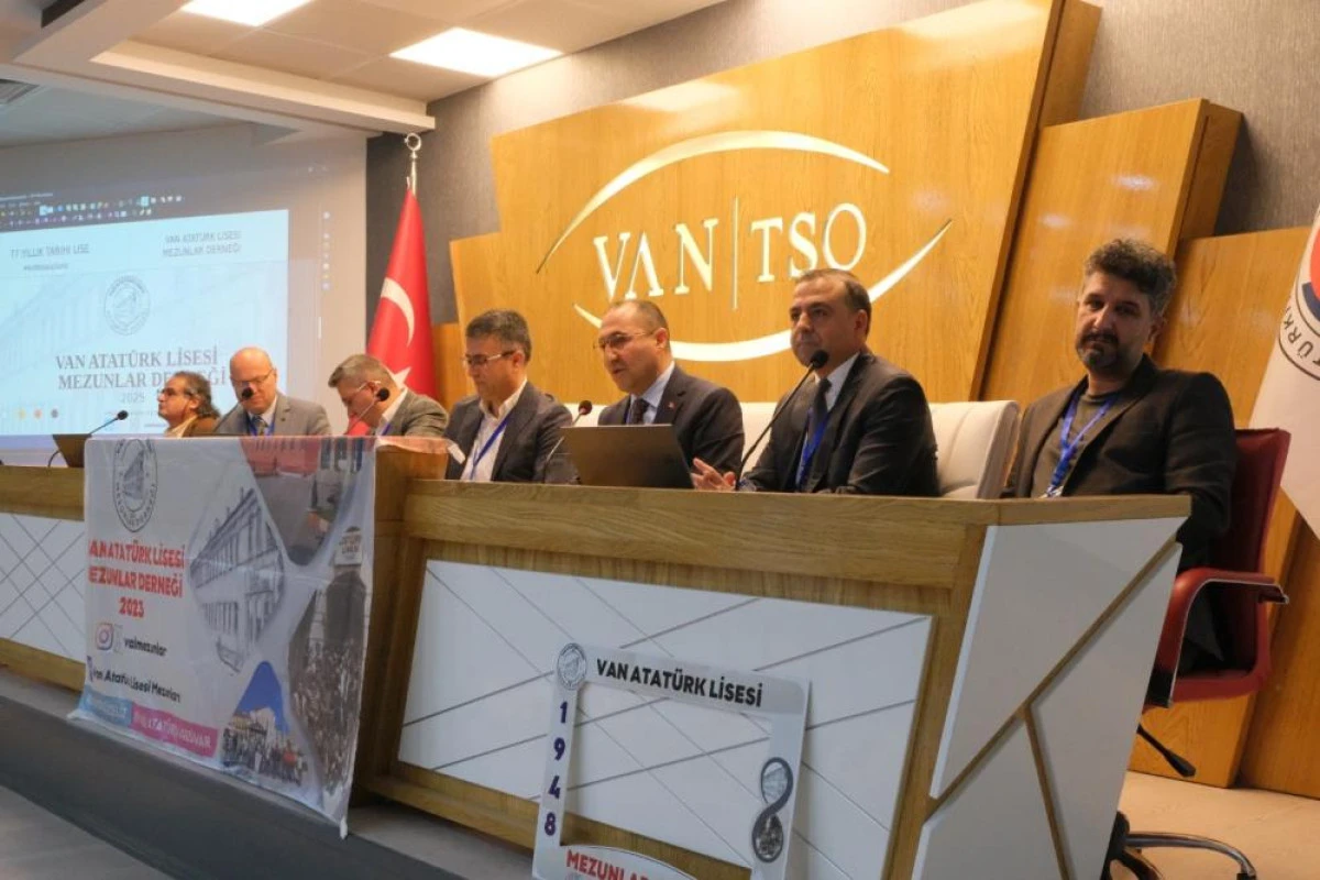 Van Atatürk Lisesi mezunları geçmişle geleceği buluşturdu