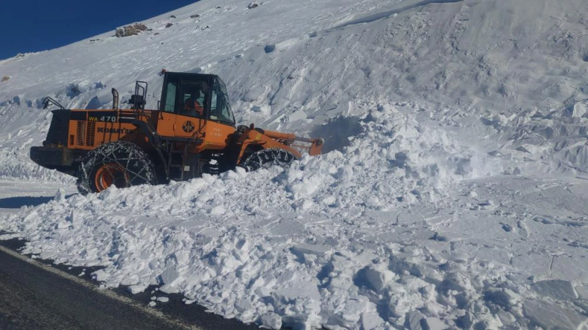 Van-Bah&ccedil;esaray yolu ulaşıma a&ccedil;ıldı