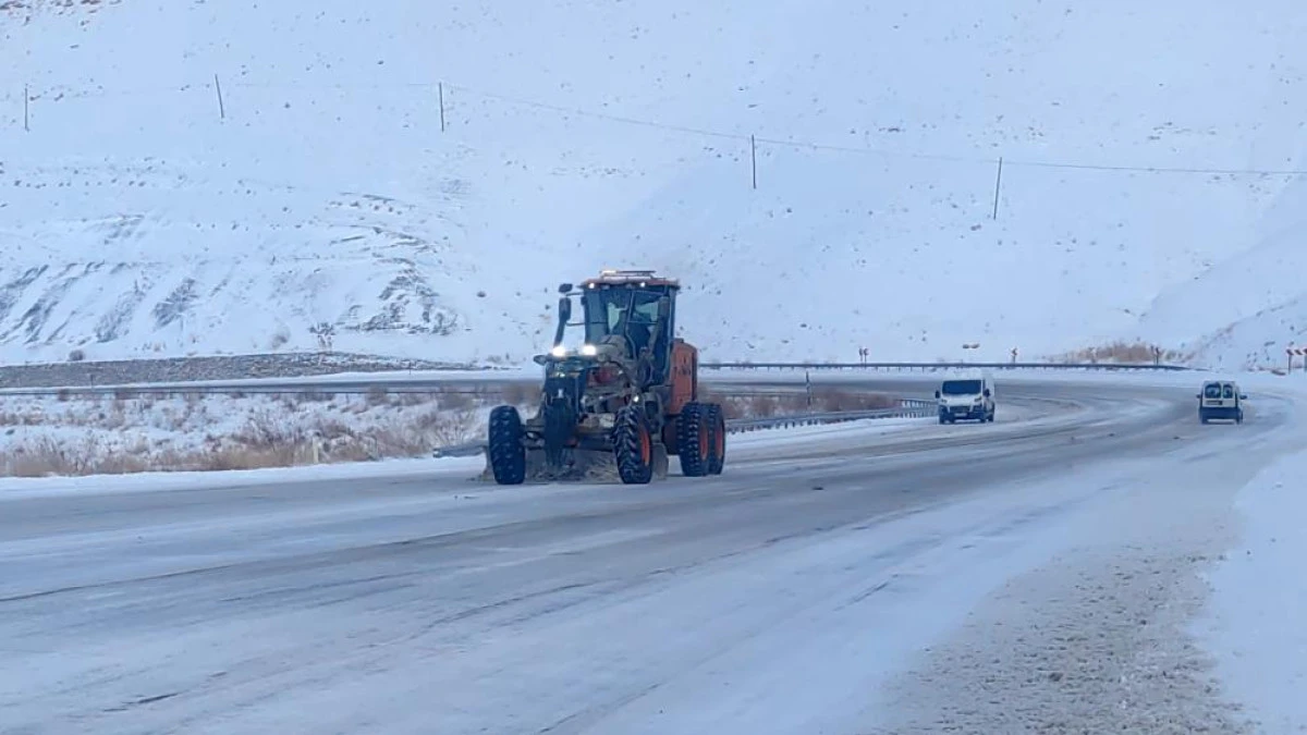 Van-Bah&ccedil;esaray yolu ulaşıma kapatıldı