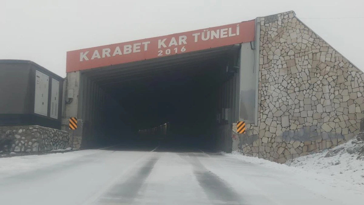 Van-Bahçesaray yolu üzerindeki Karabet Geçidi'ne mevsimin ilk karı düştü