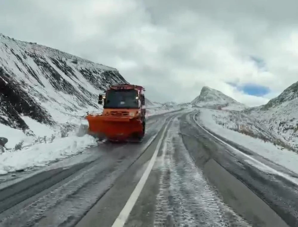 Van-Bah&ccedil;esaray yolunda mevsimin ilk karı yağdı, b&ouml;lge beyaza b&uuml;r&uuml;nd&uuml;