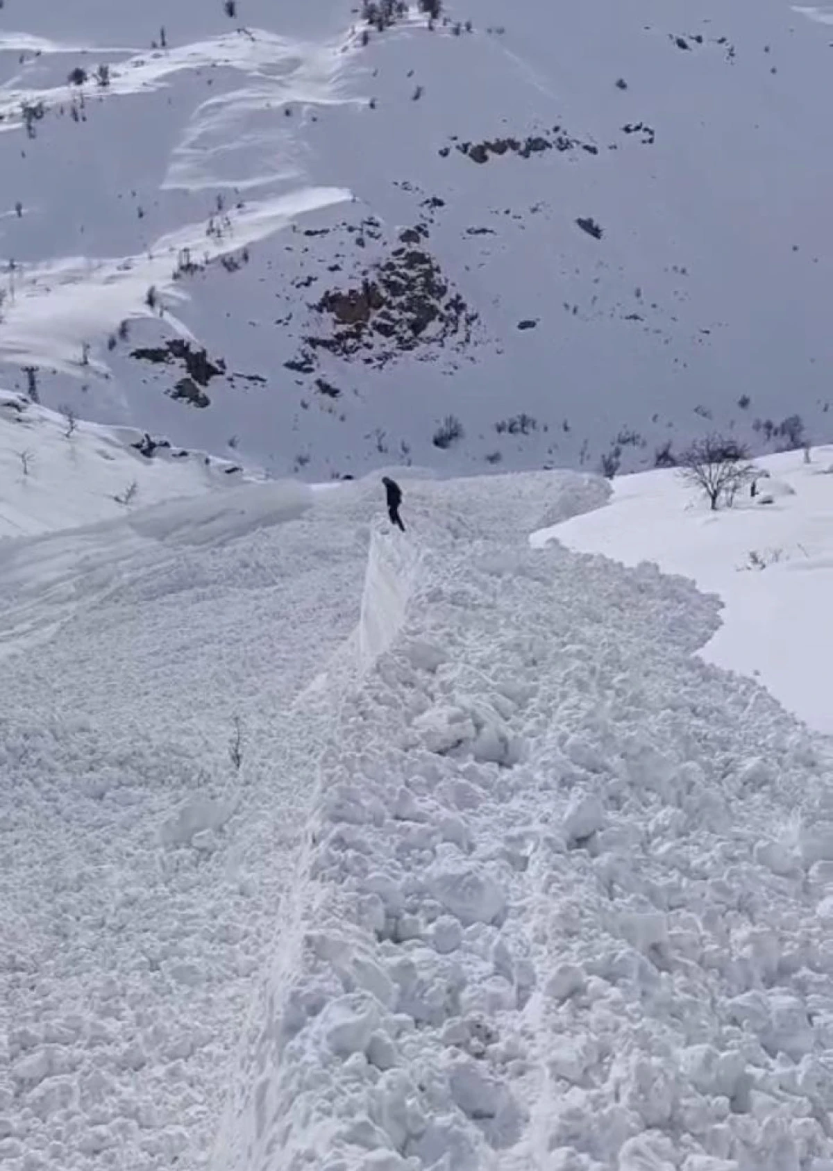 Van Bah&ccedil;esaray'da mezra yoluna &ccedil;ığ d&uuml;şt&uuml;