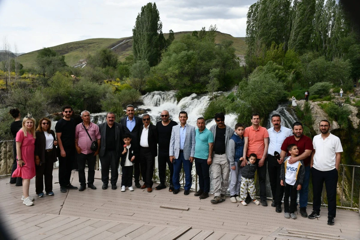 VAN BASINI MURADİYE&rsquo;DE BULUŞTU: "ŞEHRİMİ TANIYORUM, TANITIYORUM"
