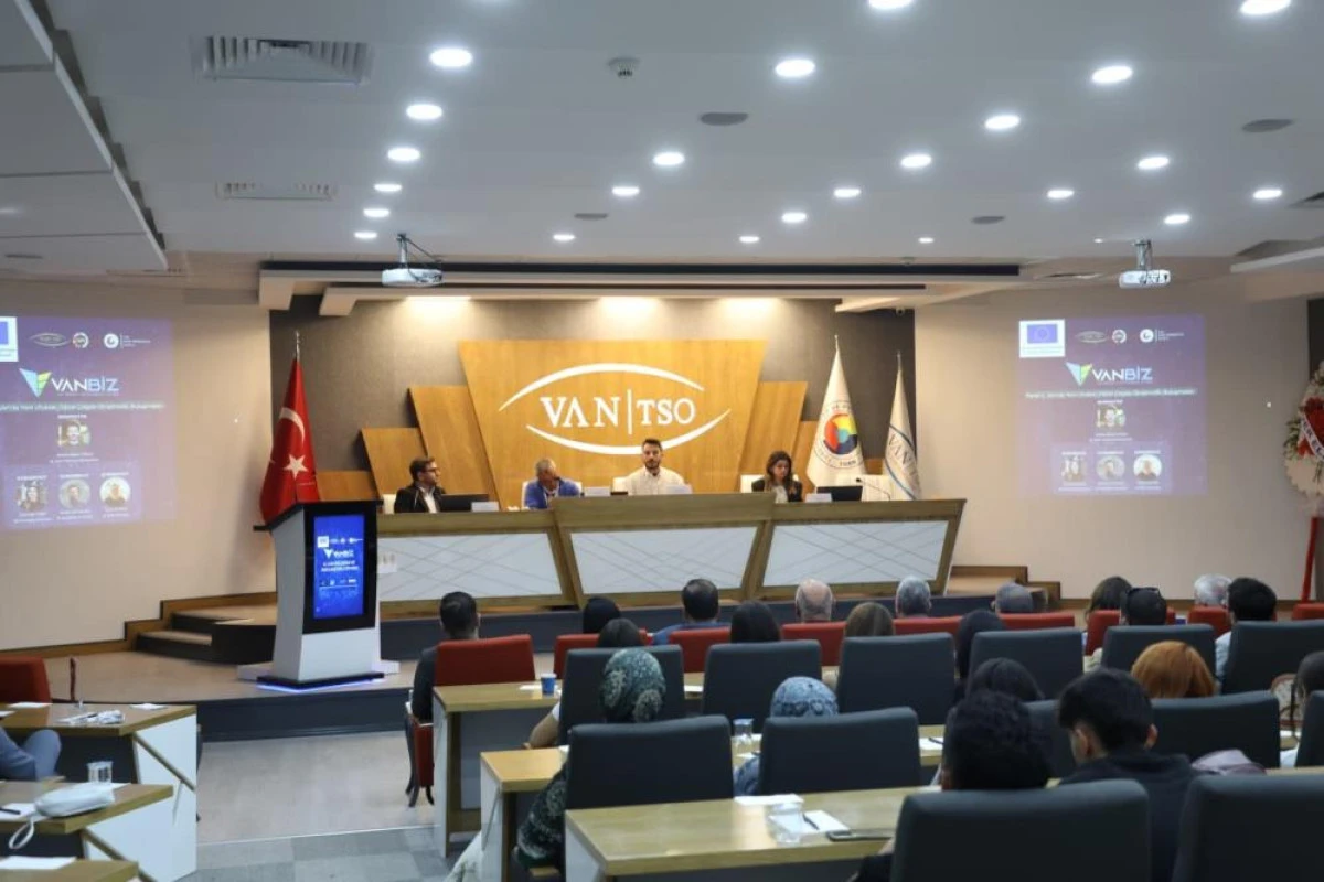 Van Bilişim ve İnovasyon Zirvesi büyük ilgi gördü