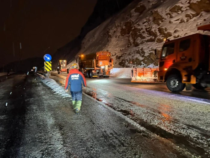 Van-Bitlis karayoluna &ccedil;ığ d&uuml;şt&uuml;