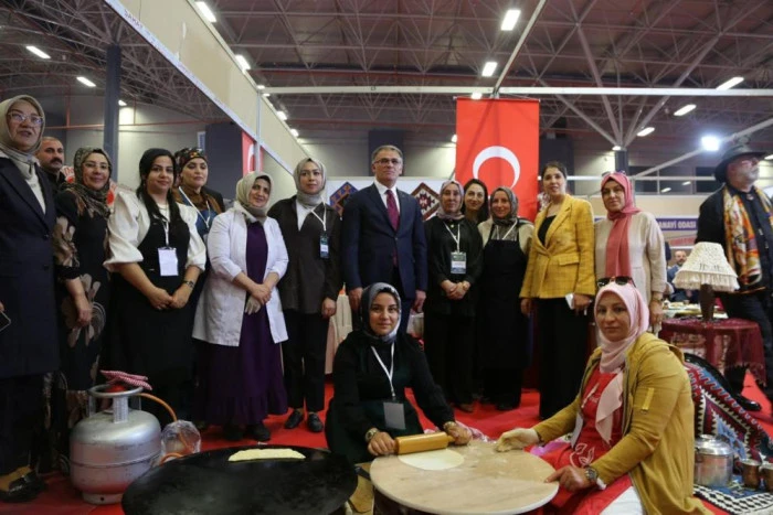 Van Büyükşehir Belediyesi 3. Van Gurme ve Gastronomi Fuarı'nda yöresel lezzetleri tanıtıyor