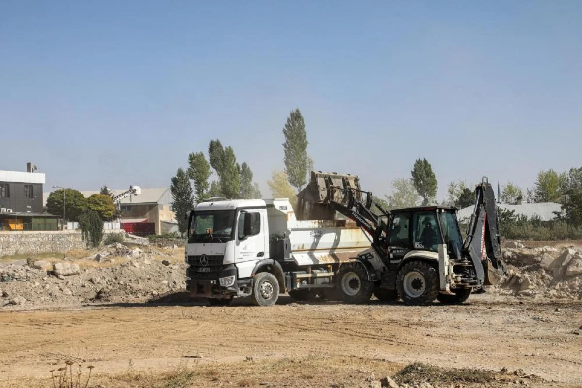 Van' Büyükşehir Belediyesi bir ay içinde 35 noktada 9 bin 31 metreküp hafriyat temizlendi