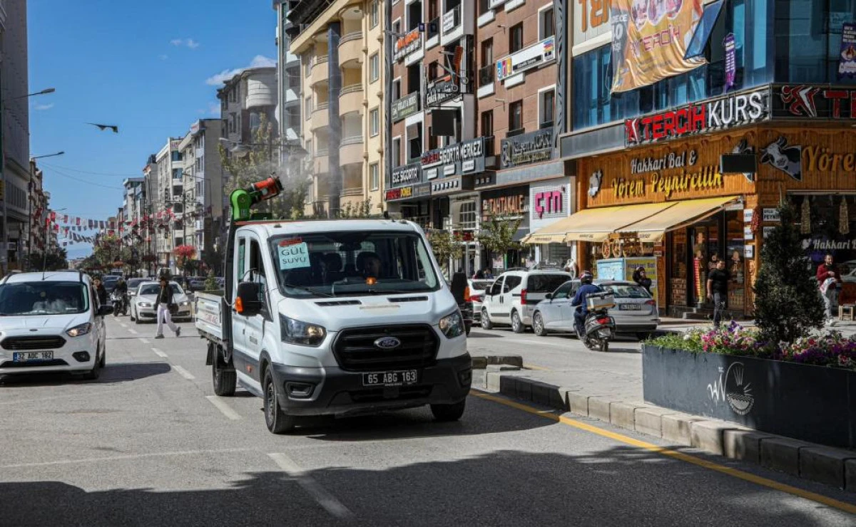 Van Büyükşehir Belediyesi caddelere gül suyu sıktı