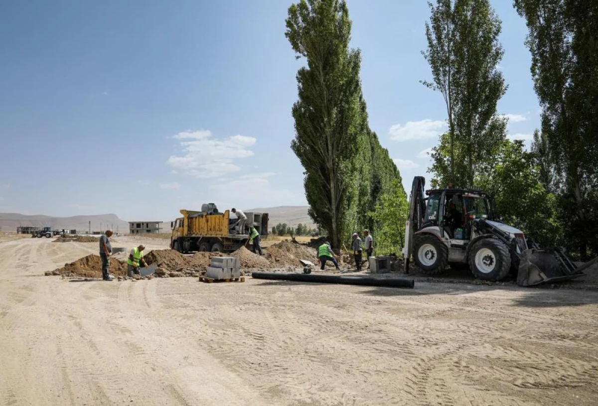 Van Büyükşehir Belediyesi Elmalık Yolu’nda çalışmalarını sürdürüyor