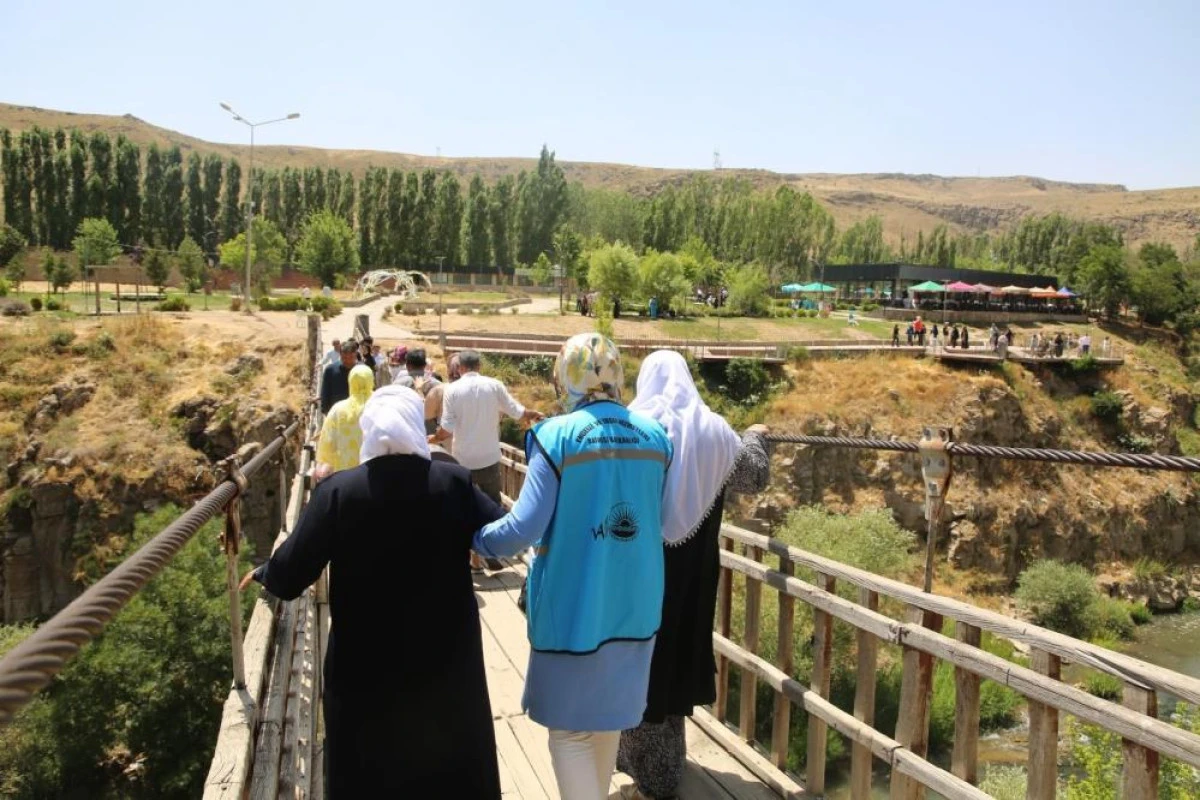 Van Büyükşehir Belediyesi yaşlılara moral gezisi düzenledi