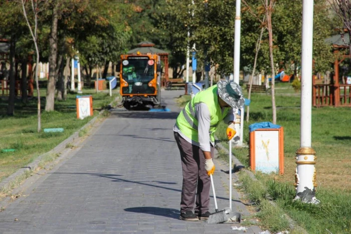 Van Büyükşehir Belediyesinden kapsamlı park temizliği