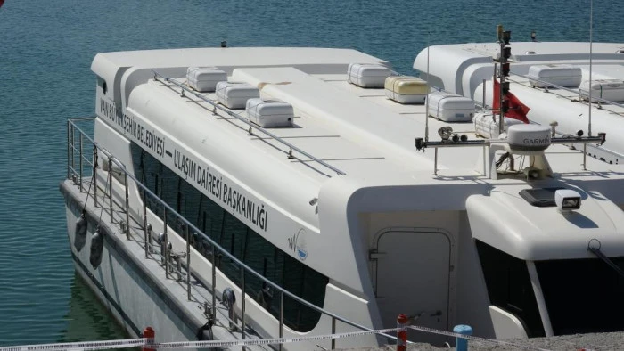 Van B&uuml;y&uuml;kşehir Belediyesi'nin deniz otob&uuml;sleri bu yaz da &ccedil;alışmadı