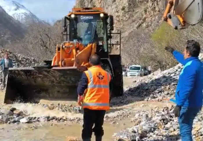 Van-&Ccedil;atak kara yolu yeniden ulaşıma a&ccedil;ıldı