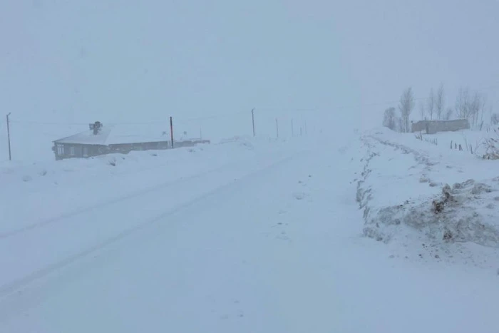 Van-&Ccedil;atak kara yolu yeniden ulaşıma kapatıldı