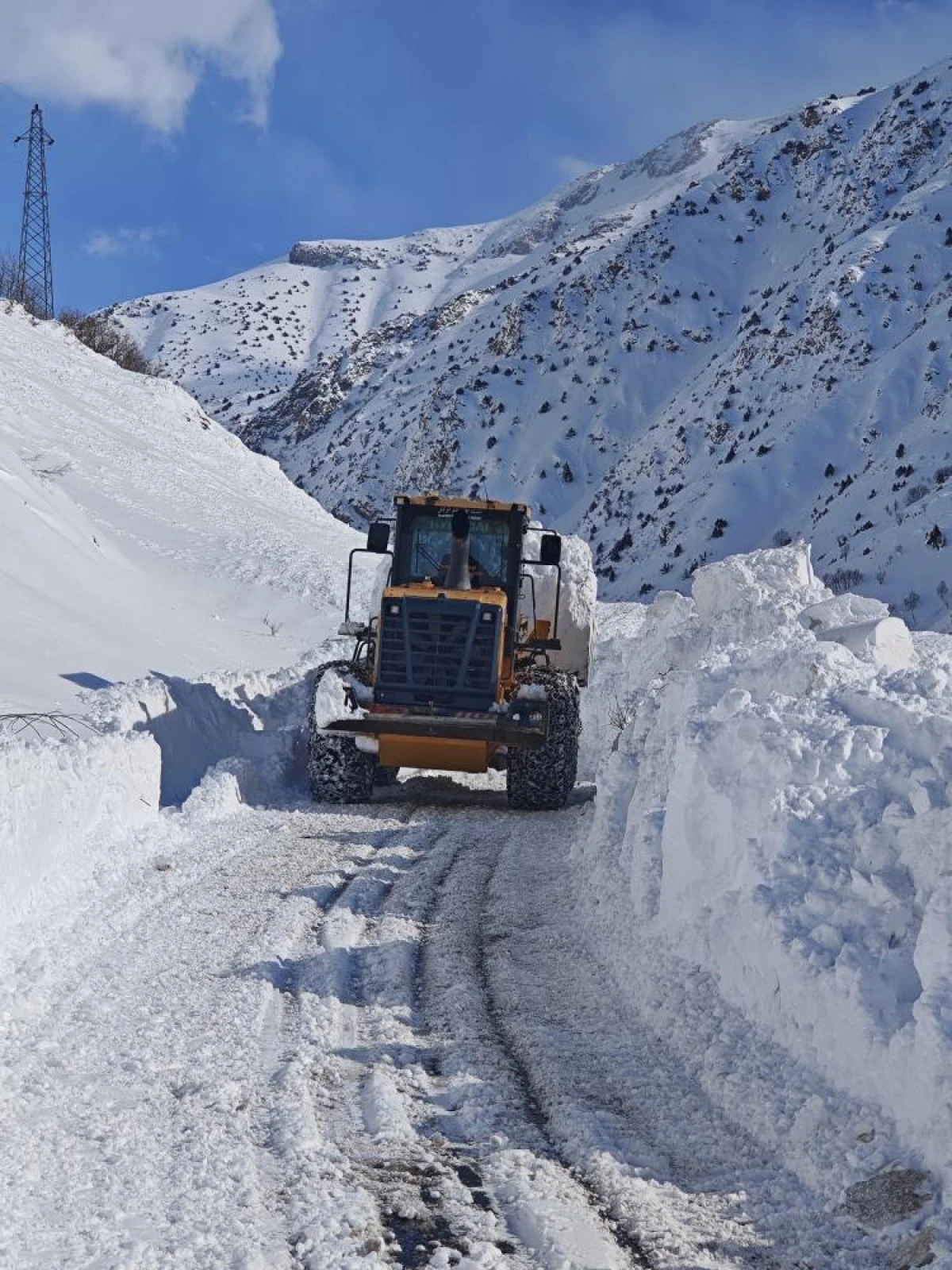 Van-&Ccedil;atak karayolu ulaşıma a&ccedil;ılmaya &ccedil;alışılıyor