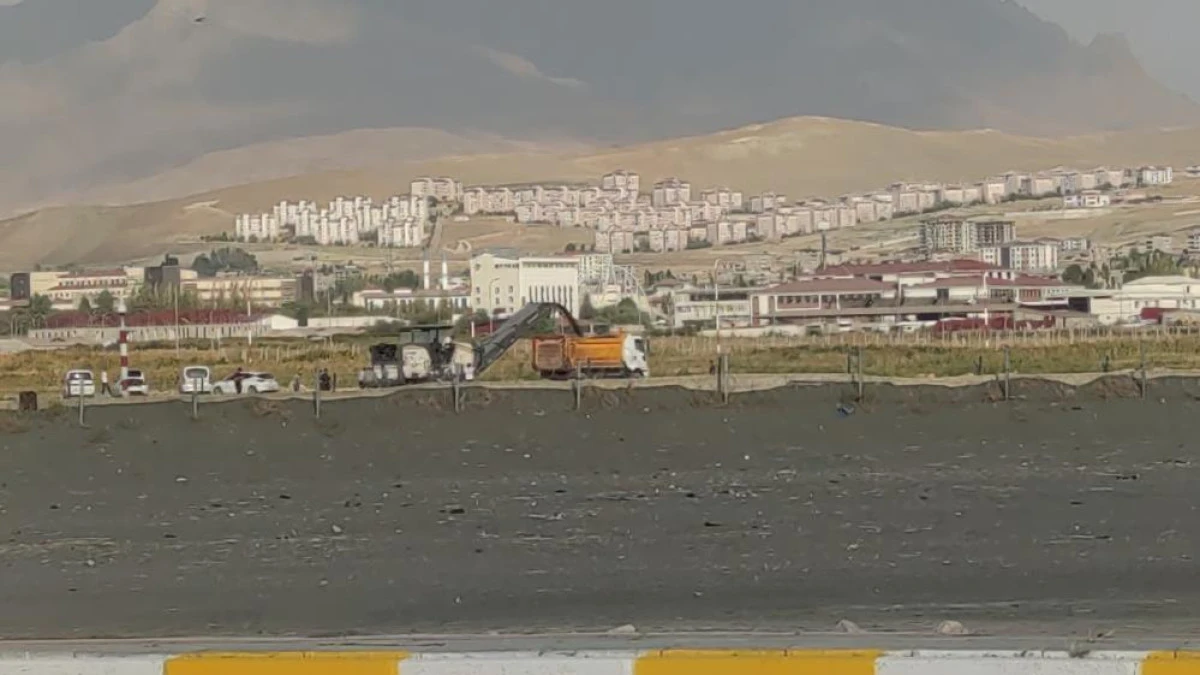 Van Ferit Melen Havalimanında pist sökme çalışmaları başladı