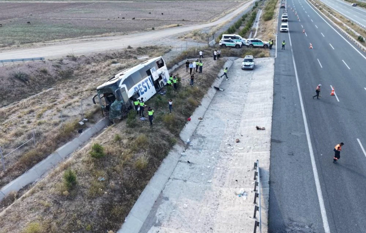 Van Firmasına ait yolcu otob&uuml;s&uuml; Aksaray&rsquo;da şarampole devrildi: 44 yaralı