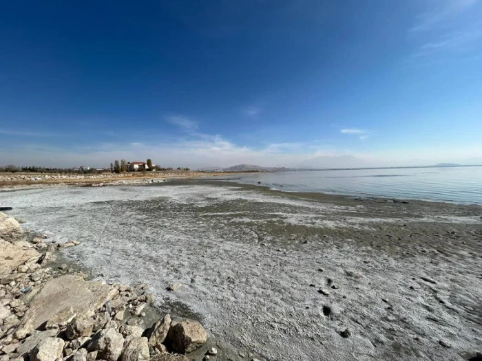 Van Gölü çekilince balıkçı limanları karaya döndü