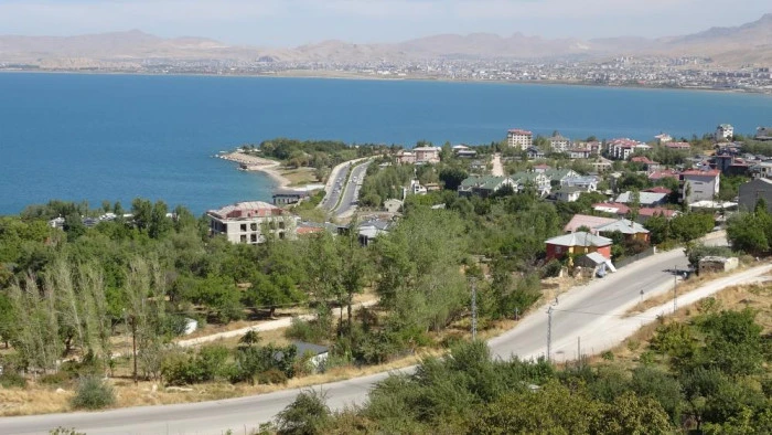 Van G&ouml;l&uuml; &ccedil;evresinde yatay mimari &ccedil;ağrısı
