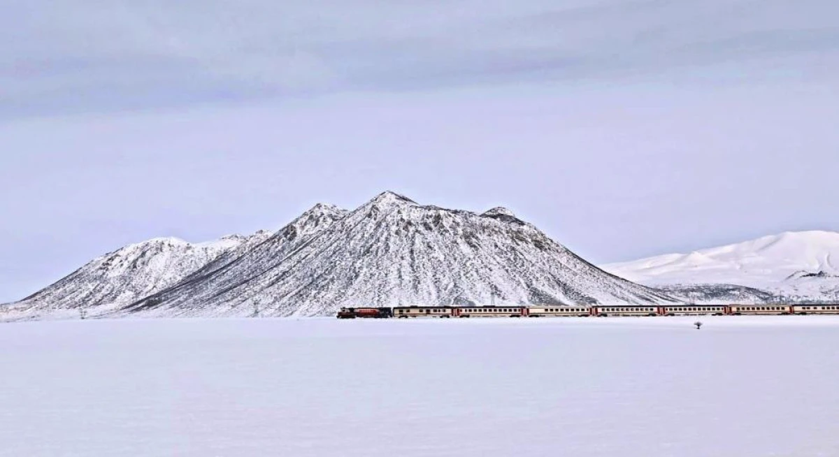 Van G&ouml;l&uuml; Ekspresi&rsquo;nin Kirkor Dağı eteklerindeki manzarası hayran bıraktı