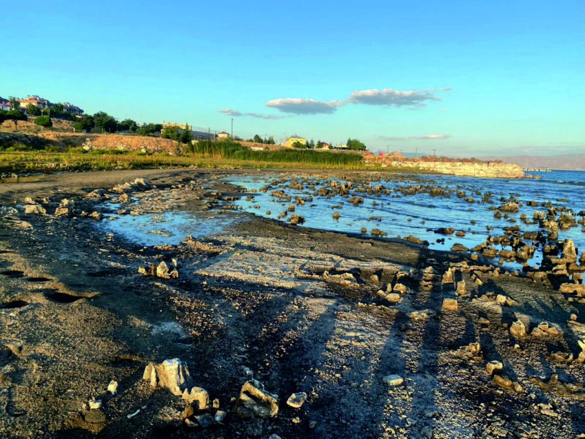 VAN GÖLÜ HER GEÇEN  YIL BİRAZ DAHA ÇEKİLİYOR