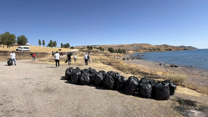 Van G&ouml;l&uuml; kıyısında temizlik seferberliği: 100 kişi katıldı, 4 ton &ccedil;&ouml;p toplandı