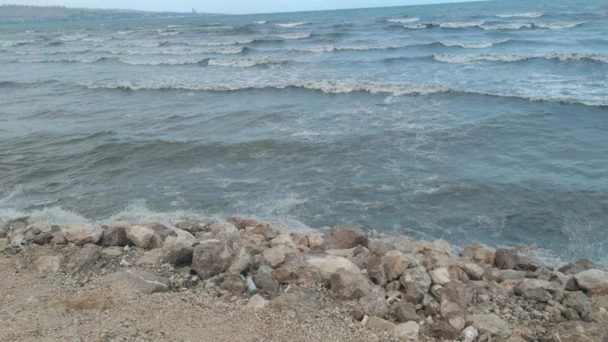 Van Gölü rüzgarla coştu: Dalgalar sahili dövdü