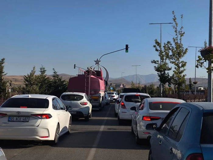 Van G&ouml;l&uuml; sahil yolunda tehlike b&uuml;y&uuml;yor