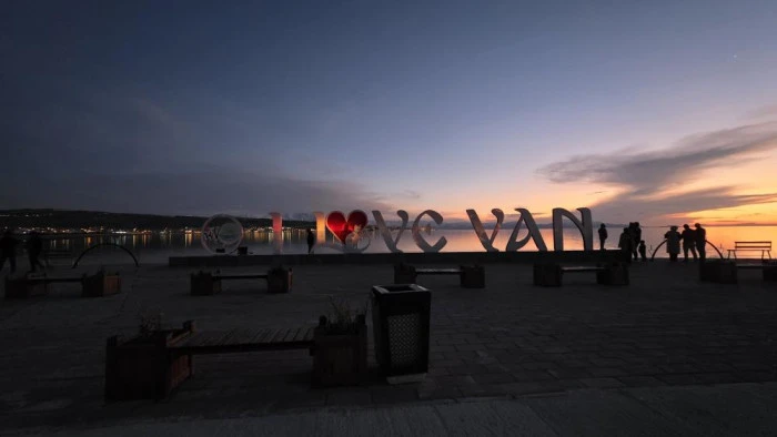Van G&ouml;l&uuml; sahilinde g&uuml;nbatımı manzarası