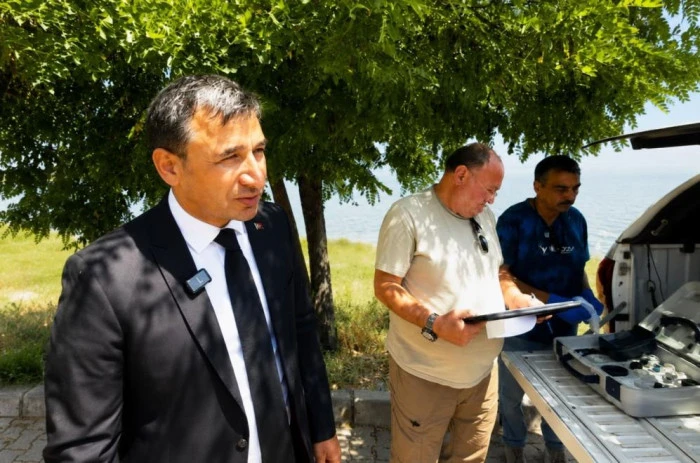 Van G&ouml;l&uuml; sahilindeki kirlilik ihbarları &uuml;zerine numune alındı