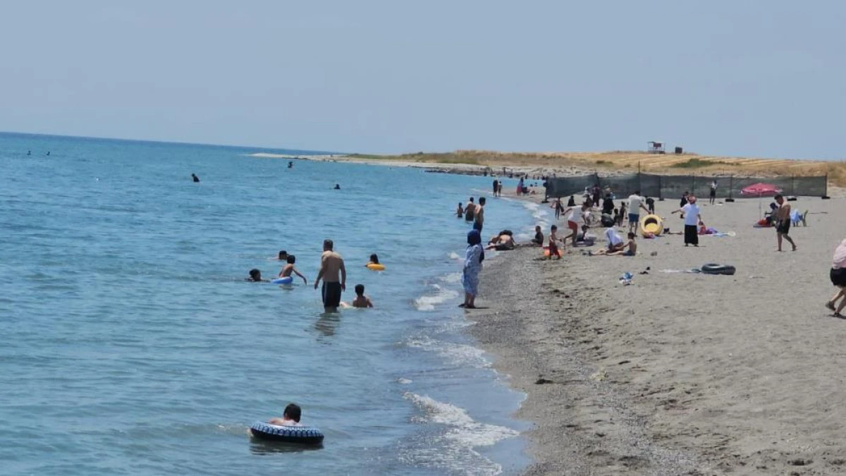 Van Gölü sahilleri Ege'yi aratmıyor